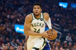字母哥:NBA没人能一对一防住我 他们通常得用3个人来防